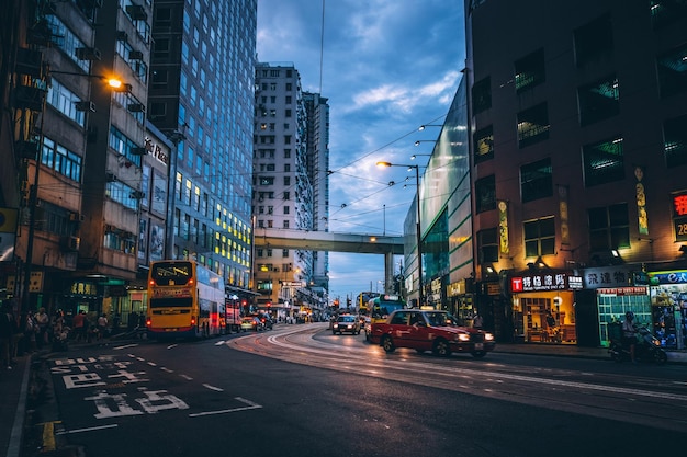 Rua da cidade e edifícios contra o céu nublado