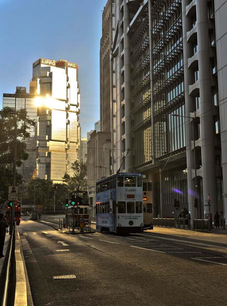 Foto rua da cidade e edifícios contra o céu
