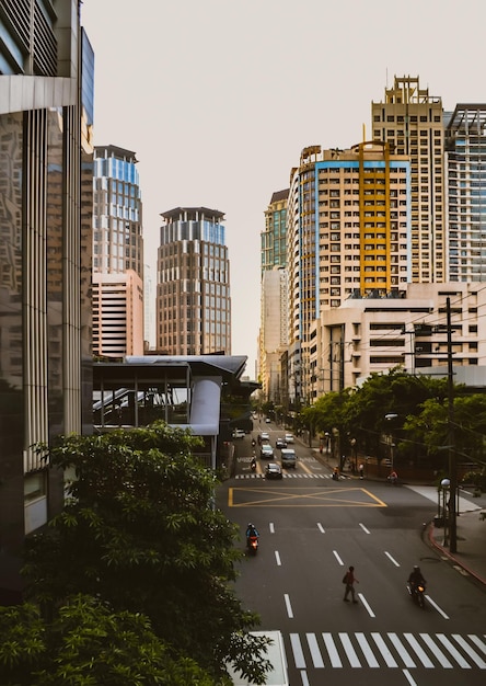 Foto rua da cidade e edifícios contra o céu