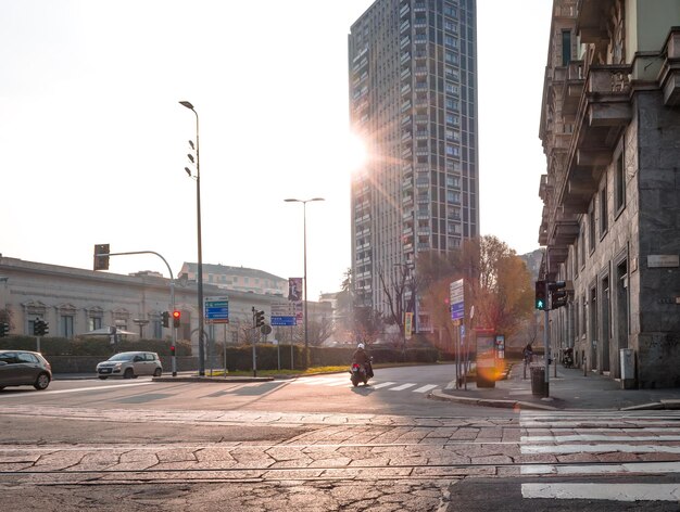 Foto rua da cidade e edifícios contra o céu