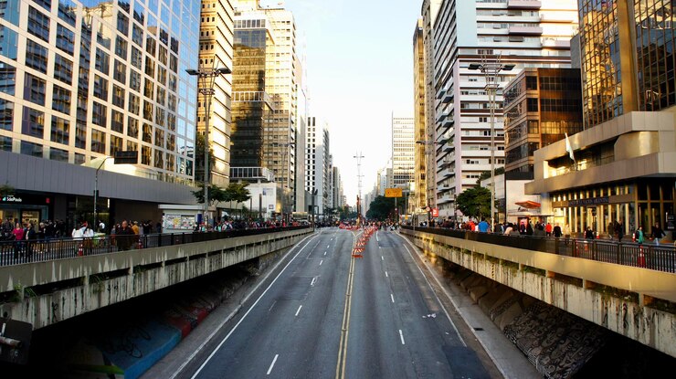 Foto rua da cidade e edifícios modernos