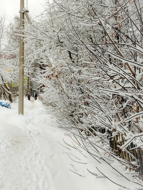 Rua da cidade em um dia de neve