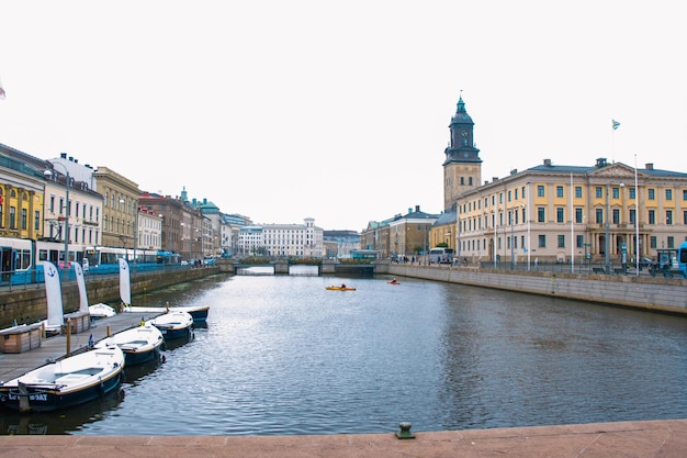 Rua da cidade europeia e edifícios antigos, canal em Gotemburgo, Suécia