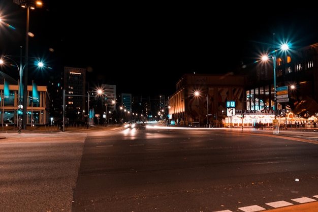 Foto rua da cidade iluminada à noite