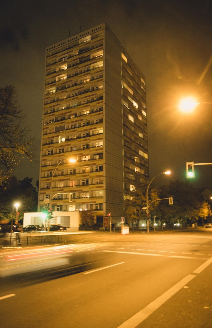 Foto rua da cidade iluminada à noite
