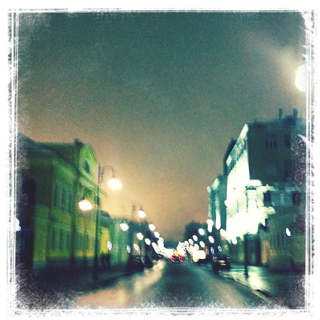 Foto rua da cidade iluminada à noite