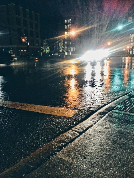 Foto rua da cidade iluminada contra o céu à noite