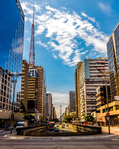 Foto rua da cidade por edifícios modernos contra o céu