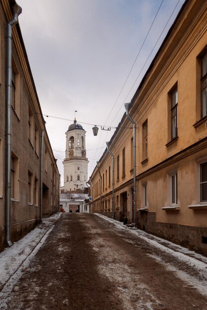 Rua da cidade velha com vista para o antigo Campanário da Torre do Relógio da Catedral de Vyborg Vyborg Rússia