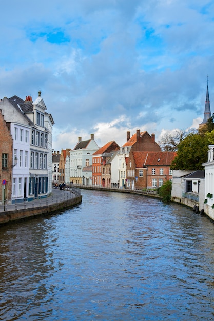 Rua da cidade velha de Bruges com canal, Bélgica