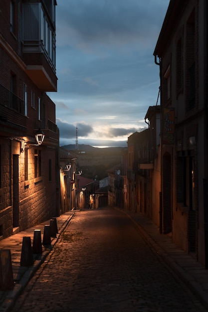 Rua da vila medieval ao entardecer