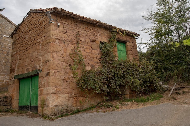 Rua de casas de pedra na cidade rural de ruijas de valderredible