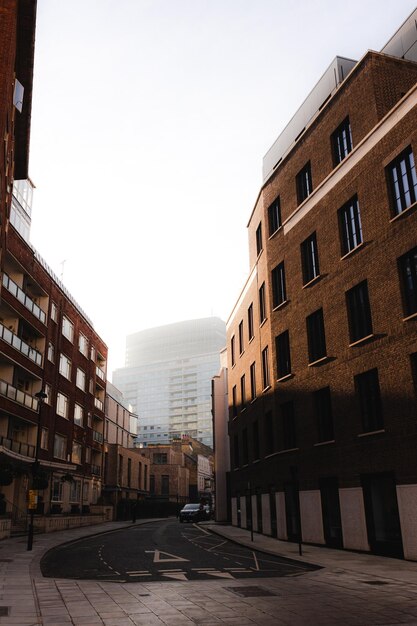 Rua de Londres ao nascer do sol com prédio ao fundo