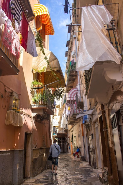 Rua de Nápoles incrível Dia ensolarado em Nápoles Itália Vida de rua italiana Casa com varandas