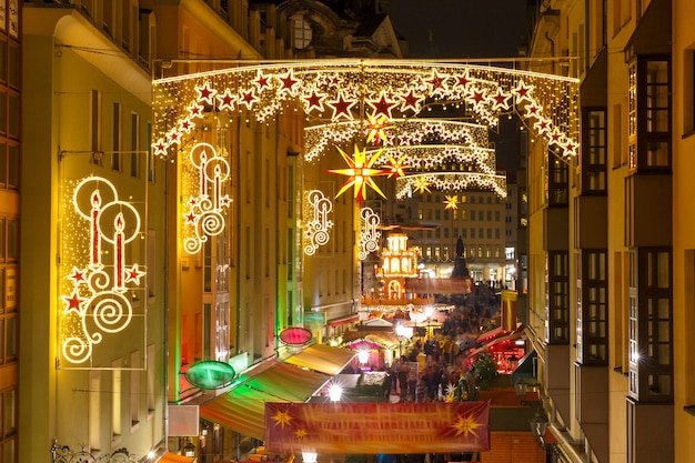 Rua de Natal à noite em Dresden, Alemanha