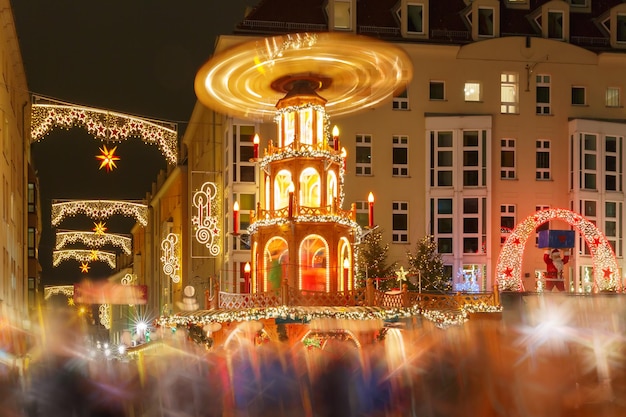 Rua de natal à noite em dresden, alemanha