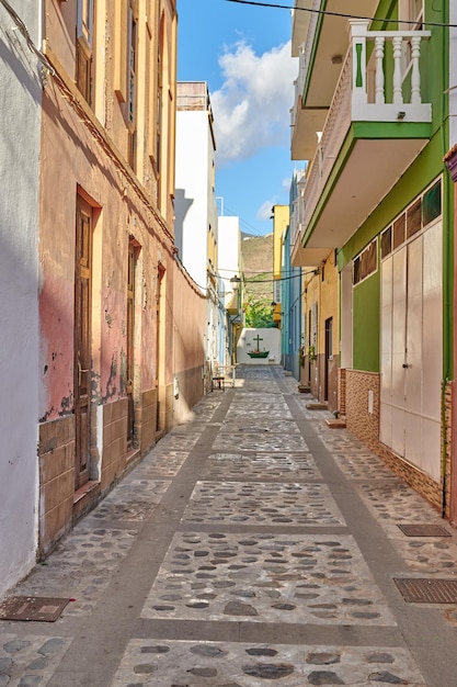 Rua de paralelepípedos vazia em uma cidade turística rural europeia Um beco estreito e tranquilo com prédios de apartamentos coloridos ou casas Rua lateral escondida com arquitetura tradicional em Santa Cruz de La Palma