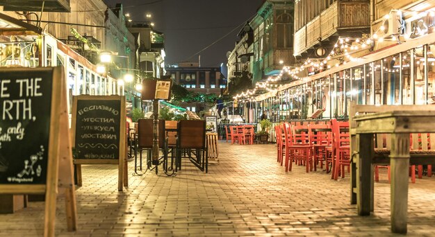 Foto rua de tbilisi tarde da noite restaurantes