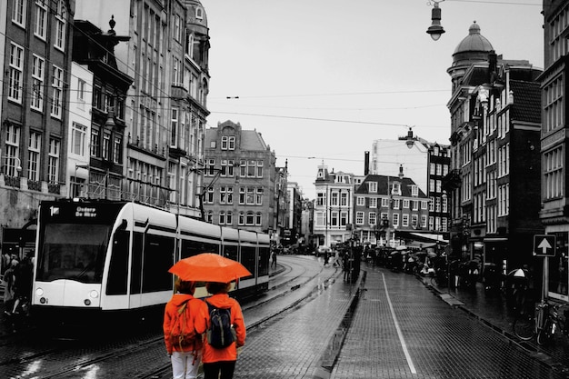 Rua de uma antiga cidade de Amsterdã à noite sob a chuva