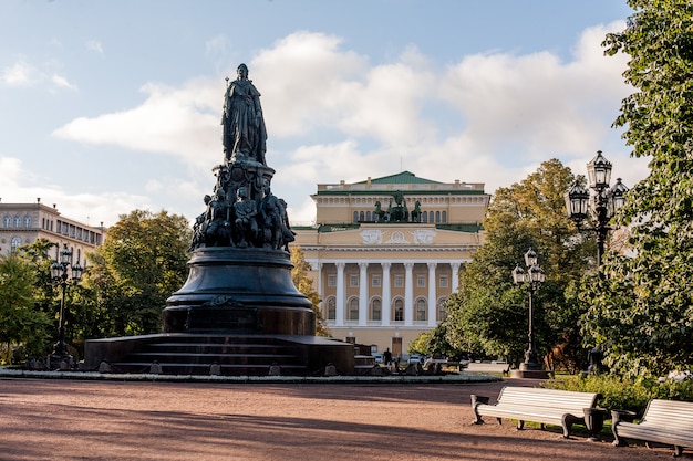 Rua de verão em Saint-Peterburg na Rússia