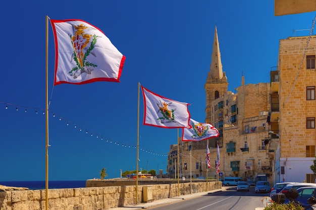 Rua decorada na cidade velha de Valletta, Malta