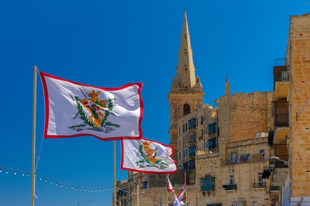 Rua decorada na cidade velha de Valletta, Malta