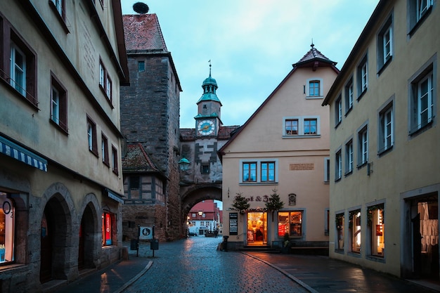 Rua decorada para o Ano Novo e Mercado de Natal em Rothenburg ob der Tauber, Baviera, Alemanha, 22 de dezembro de 2022