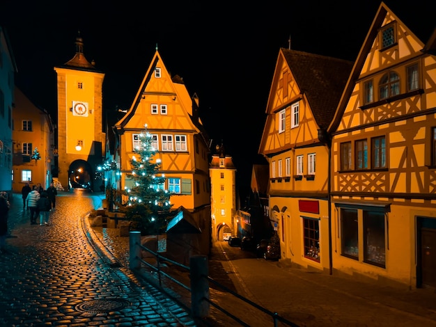 Rua decorada para o Ano Novo e mercado de Natal em Rothenburg ob der Tauber Baviera Alemanha