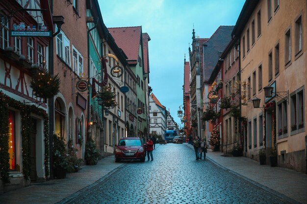 Foto rua decorada para o ano novo e mercado de natal em rothenburg ob der tauber baviera alemanha