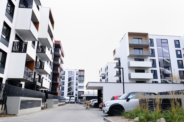 Rua do acolhedor pátio do distrito de edifícios residenciais modernos com carros estacionados.