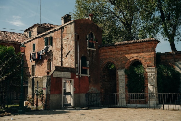 Foto rua do canal na ilha de murano, veneza, itália, novembro de 2021