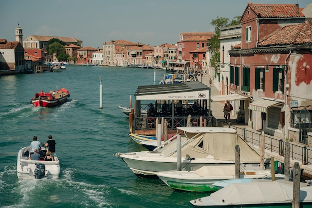 Rua do canal na ilha de Murano, Veneza, Itália, novembro de 2021