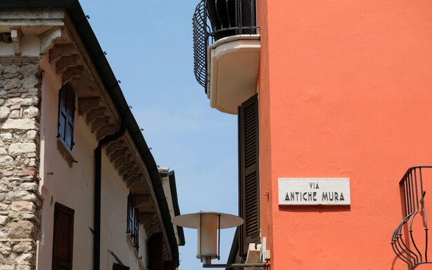 Rua do Castelo Scaligero em Sirmione, no lago Garda, na Itália, no verão