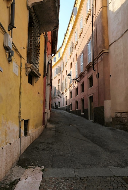 Rua do Castelo Scaligero em Sirmione, no lago Garda, na Itália, no verão