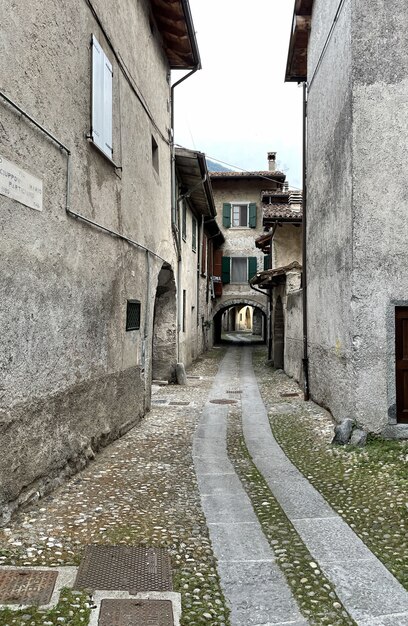 Rua do Castelo Scaligero em Sirmione, no lago Garda, na Itália