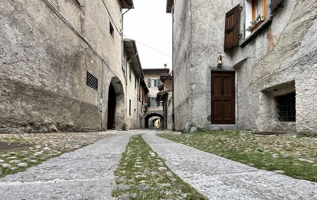 Rua do castelo scaligero em sirmione, no lago garda, na itália