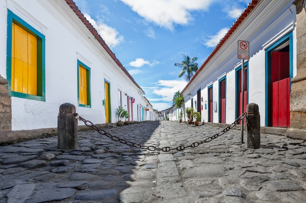 Rua e antigas casas coloniais portuguesas