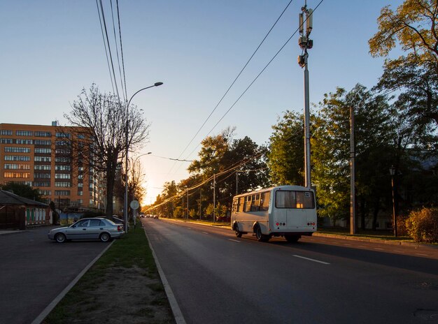 Rua e carros ao pôr do sol na cidade de Stavropol Rússia