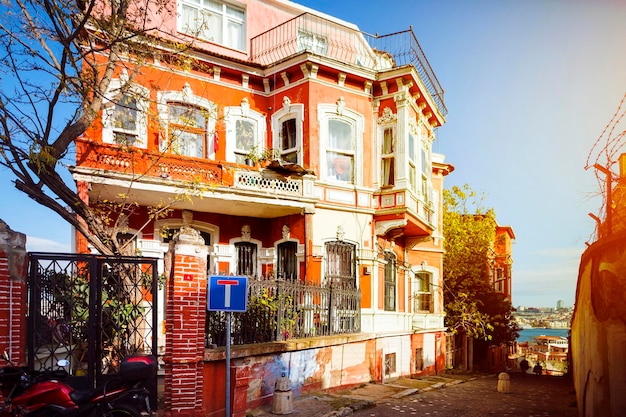 Rua e casas coloridas tradicionais no distrito de Fener no distrito de Balata Balat Istambul