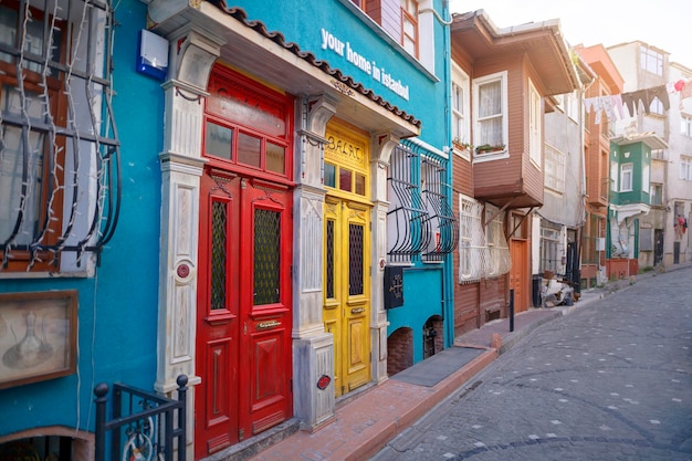 Rua e casas coloridas tradicionais no distrito de Fener no distrito de Balata Balat Istambul