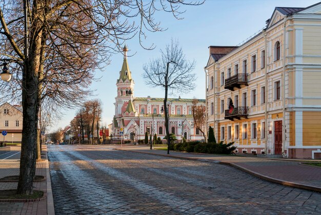 Foto rua eliza olezhko olezhko e a catedral da santa intercessão em um dia ensolarado grodno bielorrússia