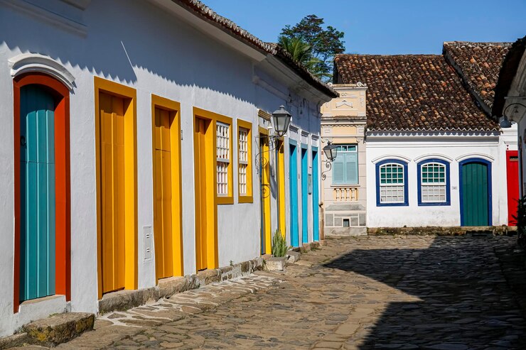 Foto rua em meio a casas
