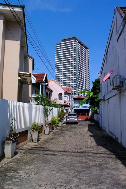 Foto rua em meio a edifícios contra o céu azul