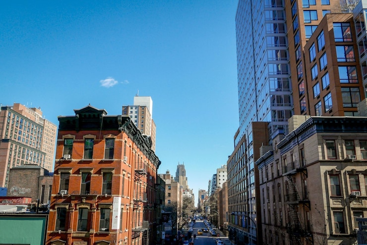 Foto rua em meio a edifícios contra o céu azul