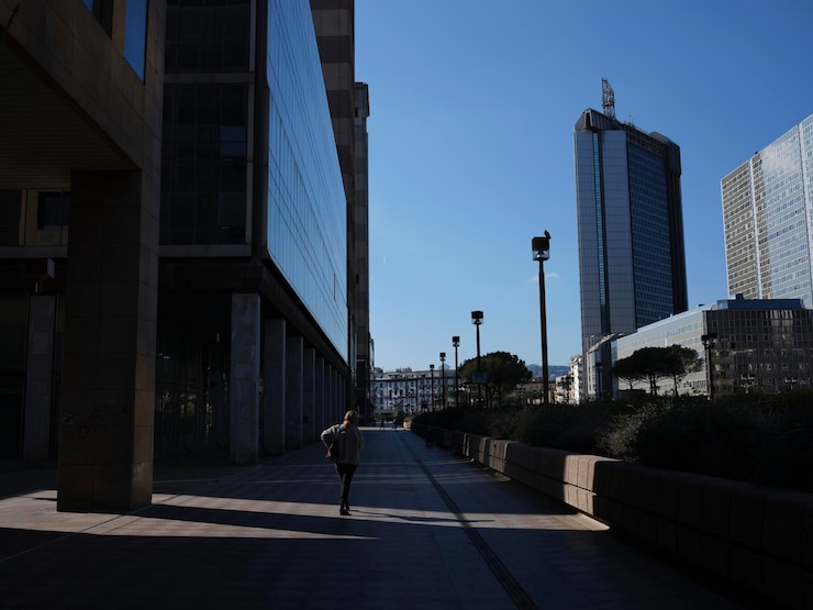Foto rua em meio a edifícios contra o céu na cidade