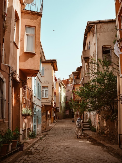 Foto rua em meio a edifícios na cidade contra o céu claro