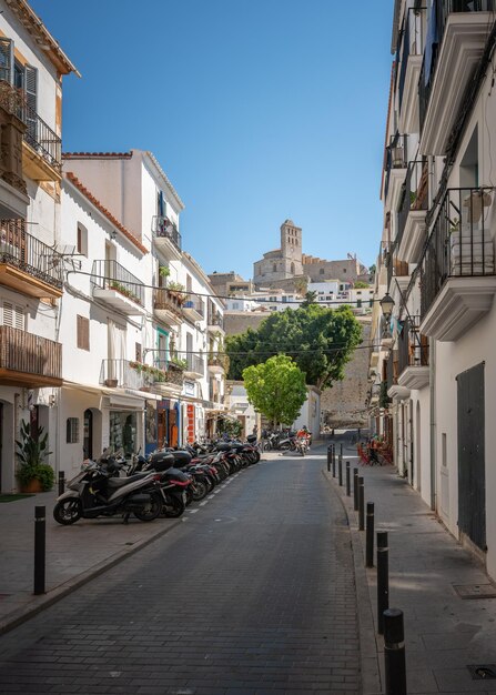 Rua em meio a edifícios na cidade