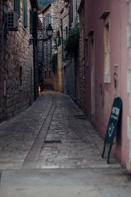 Foto rua em meio a edifícios na cidade