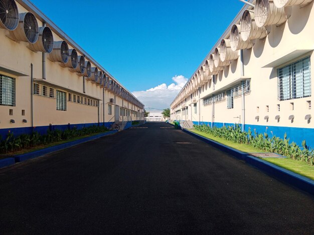 Foto rua em meio a edifícios na cidade