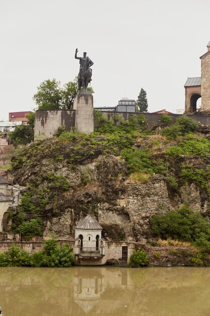 Rua em Old Tbilisi Arquitetura georgiana tradicional de casas antigas Tbilisi Georgia